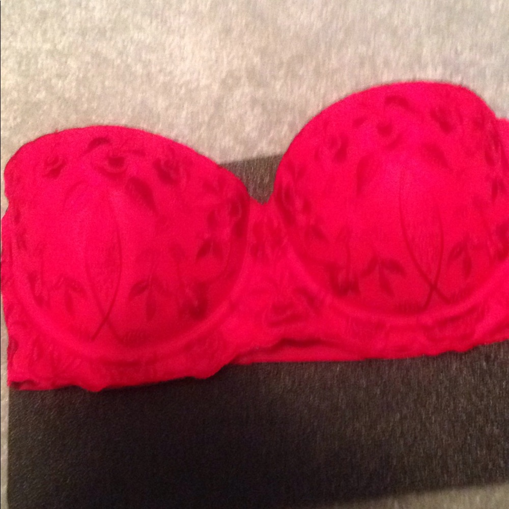 Red strapless bra with attachable straps